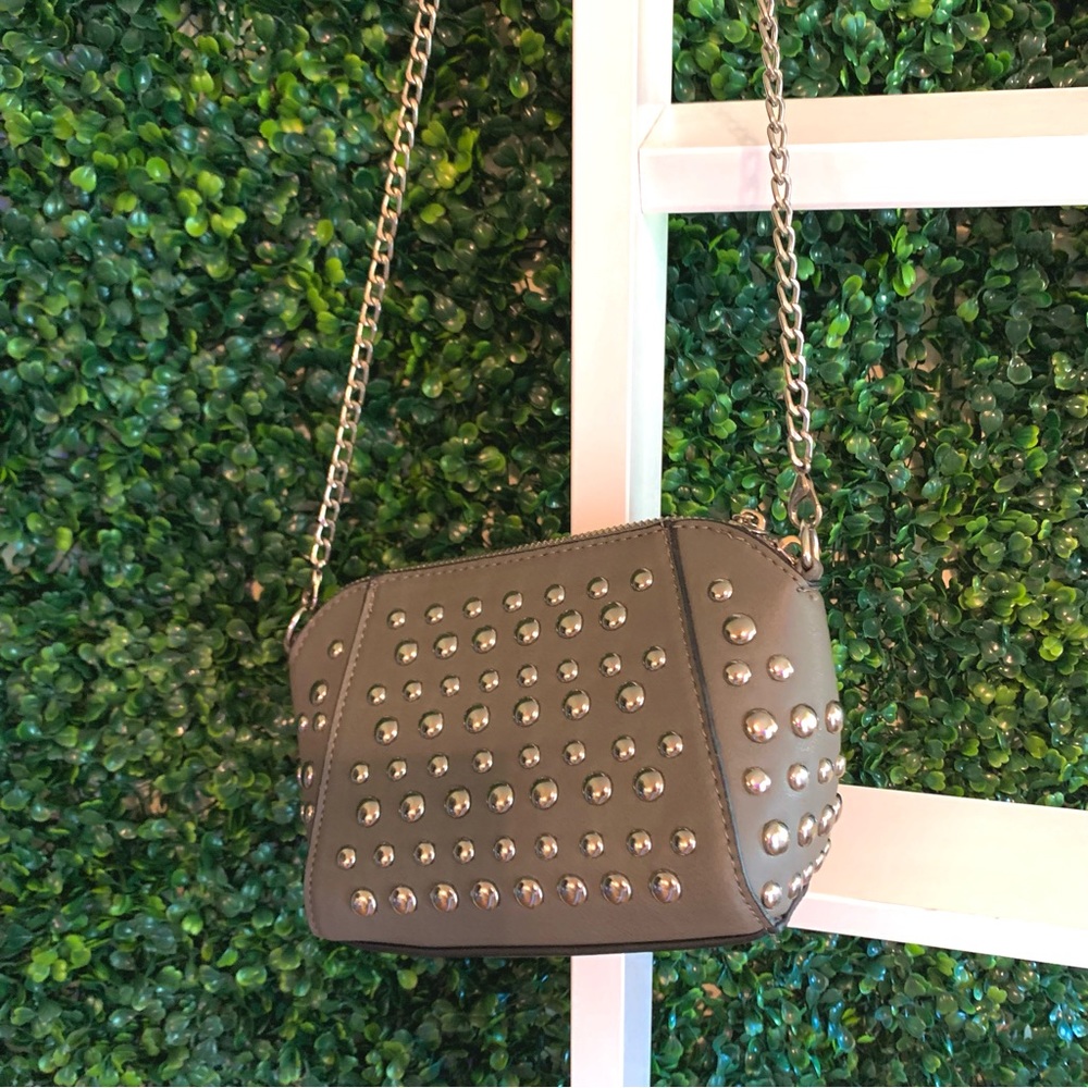 🖤gorgeous faux leather grey and silver studded purse!
